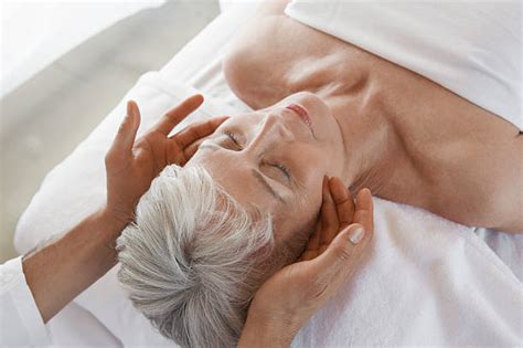 Mature woman spa massage Stock Videos .